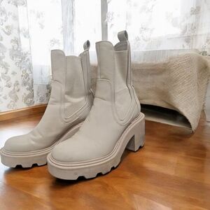 Zara Women's Light Gray Heeled Boots